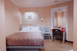 Postel nebo postele na pokoji v ubytování Tong Hsin Hotel