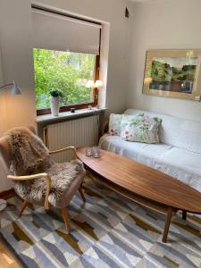 - un salon avec un canapé, une table et une chaise dans l'établissement Guesthouse Jensen Aarhus, à Risskov