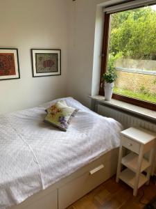 a small bedroom with a bed and a window at Guesthouse Jensen Aarhus in Risskov