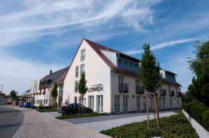 ein weißes Gebäude mit rotem Dach in der Unterkunft Hotel & Gasthof Löwen in Ulm