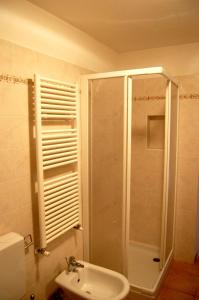 Villa FaraldiAgriturismo LE GOCCE的浴室配有淋浴和洗手池