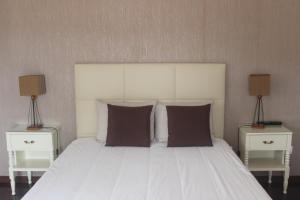 FamalicãoにあるCasa da Cilinhaのベッドルーム1室(白いベッド1台、ナイトスタンド2台付)