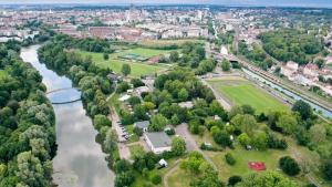 una vista aérea de un río y una ciudad en Camping de l'Ill, en Mulhouse