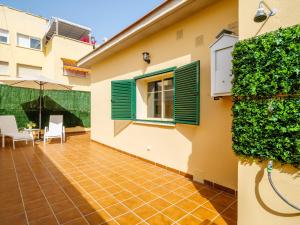 un balcone di una casa con persiane verdi di LA ALCAZABA - Exclusive Penthouse a Málaga