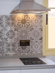 una cucina con parete a motivi geometrici di LA ALCAZABA - Exclusive Penthouse a Málaga