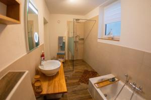 Et badeværelse på Ferienwohnung Moselpanorama + 39 billeder