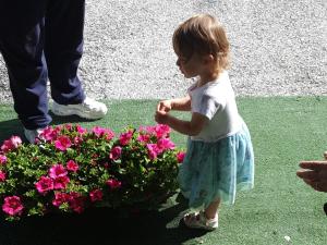 ロッカラーゾにあるHotel LuSiの花鉢の横に立つ少女