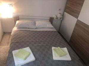 Postel nebo postele na pokoji v ubytování Apartmani Đokić