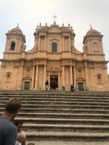duży kościół ze schodami przed nim w obiekcie Il Terrazzo di Apollo w mieście Noto