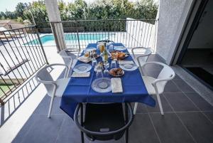 アレリアにあるVilla sulanataの青いテーブル(バルコニーにて食べ物を盛り付けたもの)