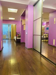 ドニプロにあるLUX apartment on Kirova 27d view 15 floorの紫の壁とウッドフロアの空間