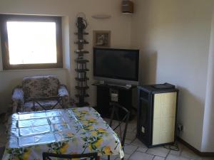 TV a/nebo společenská místnost v ubytování Un Quadro Sulla Giannella