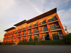 pomarańczowy budynek z balkonami na boku w obiekcie 168Pattana w mieście Ban Nong Pho