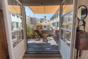 - une vue depuis le balcon d'une maison dotée de portes coulissantes en verre dans l'établissement Attico Palazzo Giustiniani, à Gênes
