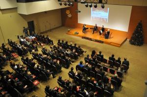 una vista aérea de una multitud de personas en un auditorio grande en Hotel Central, en Vitez