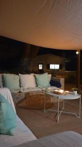 - un salon avec un canapé et une table dans l'établissement Casa do Moinho de Baixo, à Sesimbra