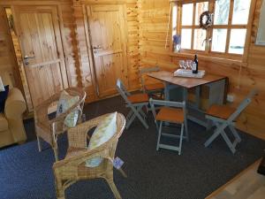 una habitación con mesa y sillas en una cabaña en Cabin at Aithernie, en Leven