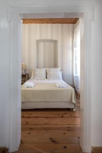 ポロスにあるNeoclassical manor houseのベッドルーム(白いシーツを使用した大型ベッド1台付)