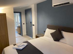 - une chambre avec un lit et une serviette dans l'établissement Granda Apart, à Kaş