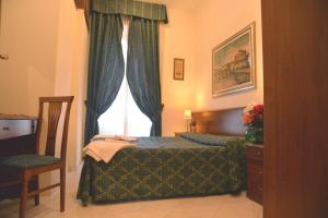 una camera con letto e finestra di alloggio turistico a Roma