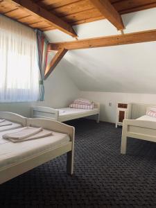 Un pat sau paturi într-o cameră la Székely Fogadó - Hanul Secuiesc