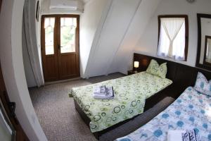 Un pat sau paturi într-o cameră la Nerahouse