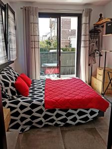 Een bed of bedden in een kamer bij LES VAGUES, emplacement idéal, terrasse, rez-de-chaussée