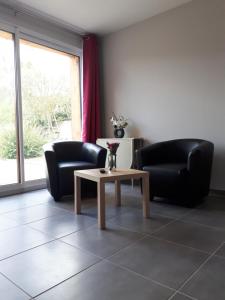 "Le Studio" climatisation Parking Privé Restauration Proche des lacs的休息区