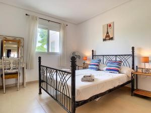 Un dormitorio con una cama negra con almohadas azules y blancas en Hacienda Golf Resort - 8408, en Sucina