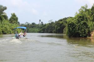 een groep mensen in een boot op een rivier bij Chabil Mar Villas - Guest Exclusive Boutique Resort in Placencia Village