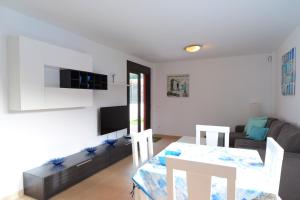 Televízia a/alebo spoločenská miestnosť v ubytovaní Mocan Perfect Stay