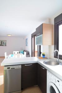 Kuchyňa alebo kuchynka v ubytovaní Mocan Perfect Stay