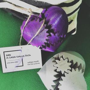 un cœur violet avec une carte et un bookmark dans l'établissement A casa dalla Tata B&B, à Meina