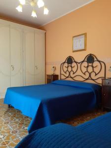 - une chambre avec 2 lits avec des draps bleus dans l'établissement MARA E MONTI, à Tossicia
