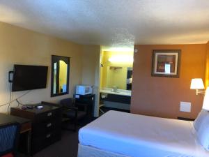 Un pat sau paturi într-o cameră la Nendels Inn & Suites Dodge City Airport