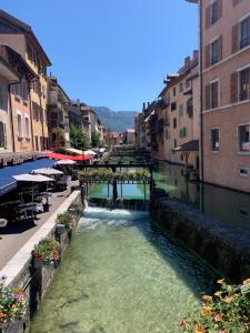 a river in a city with a bridge and buildings at Bel appartement, 2 chambres, Annecy Coeur de ville in Annecy
