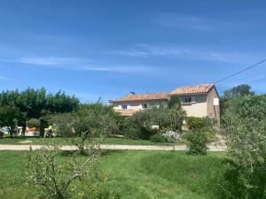 Saint-Pierre-de-VassolsにあるLe Mazet Des Joncs en Provenceの緑の庭の中の家