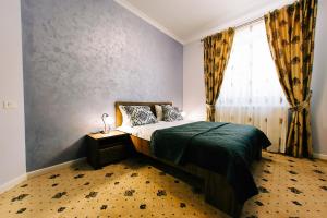 een slaapkamer met een bed en een raam bij Agropensiunea Ozon in Piatra Neamţ