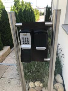 un teléfono público en el lateral de un edificio en Appartement B, en Neckarwestheim