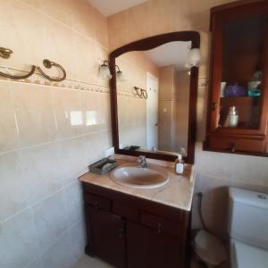 y baño con lavabo y espejo. en Apartamento Torremar, en Alicante