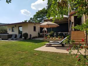 Casa con patio y sombrilla en Vicus House en Viciomaggio