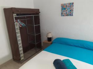 バレンシアにあるSmart Apartment near Malvarossa beachのベッドルーム(ベッド2台、本棚付)