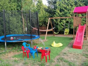 Plac zabaw dla dzieci w obiekcie Apartamenty Fenix