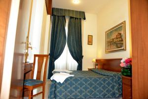 1 dormitorio con 1 cama y una ventana con cortinas en alloggio turistico en Roma