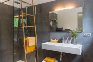A bathroom at Marcel de Gand Business & Travel