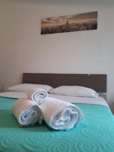 Una cama con dos toallas encima. en Acquamarine, en Marina di Fuscaldo