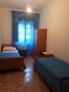 1 dormitorio con 2 camas y vestidor en Acquamarine, en Marina di Fuscaldo