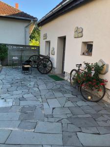 un par de bicicletas estacionadas en un patio de piedra en Casa Cezara en Silvaşu de Jos