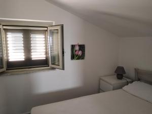 ジョイオーザ・マレーアにあるLe Terrazze di Calava'のベッドルーム(ベッド1台、窓付)