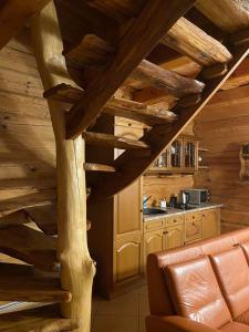 una cocina con escalera de madera en una cabaña en Šeimyninis namelis nr.1, en Kurėnai